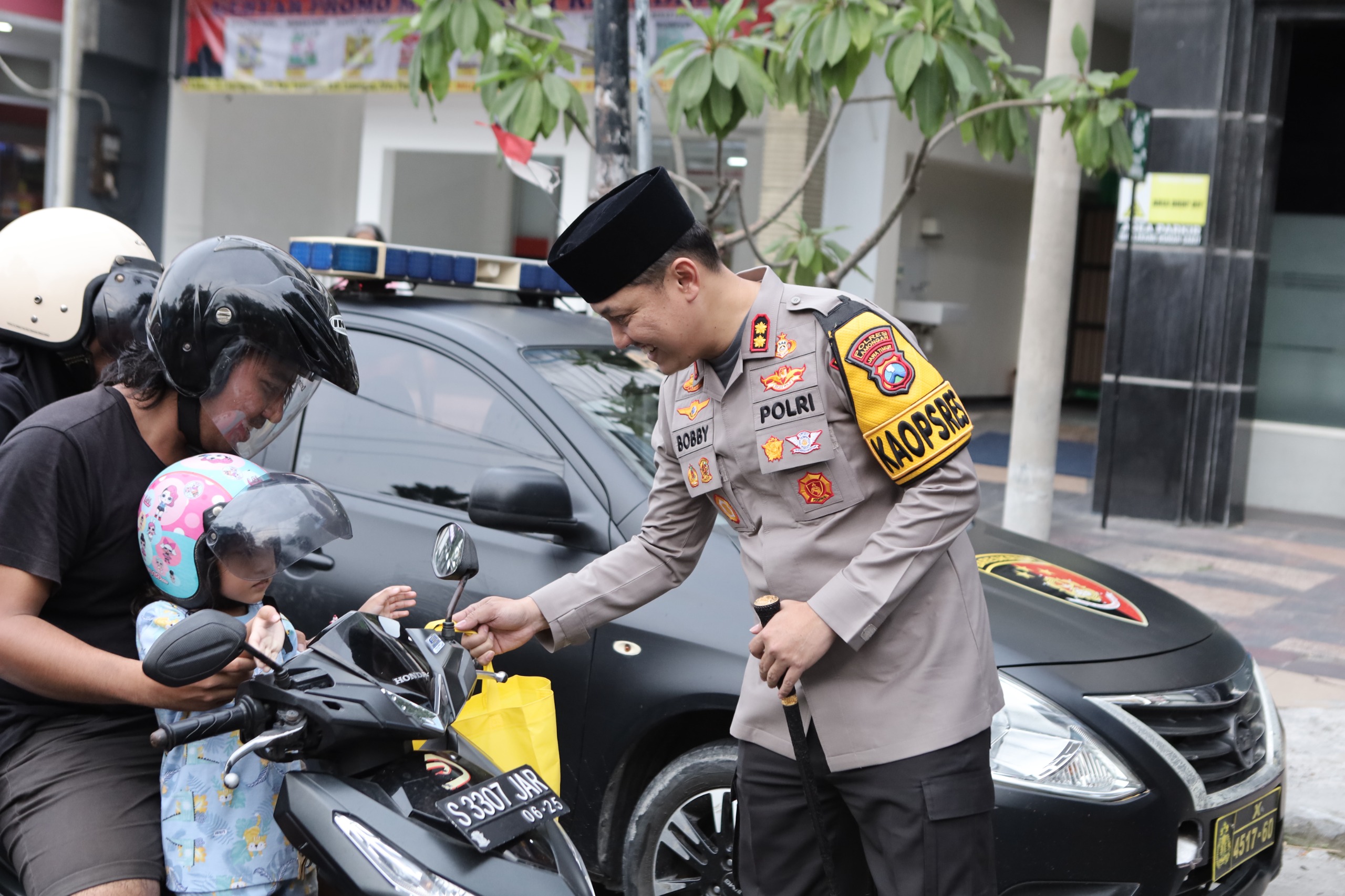 Polri Berbagi Takjil di Bulan Ramadhan, Kapolres Lamongan Bagikan 300 Paket Takjil kepada Masyarakat