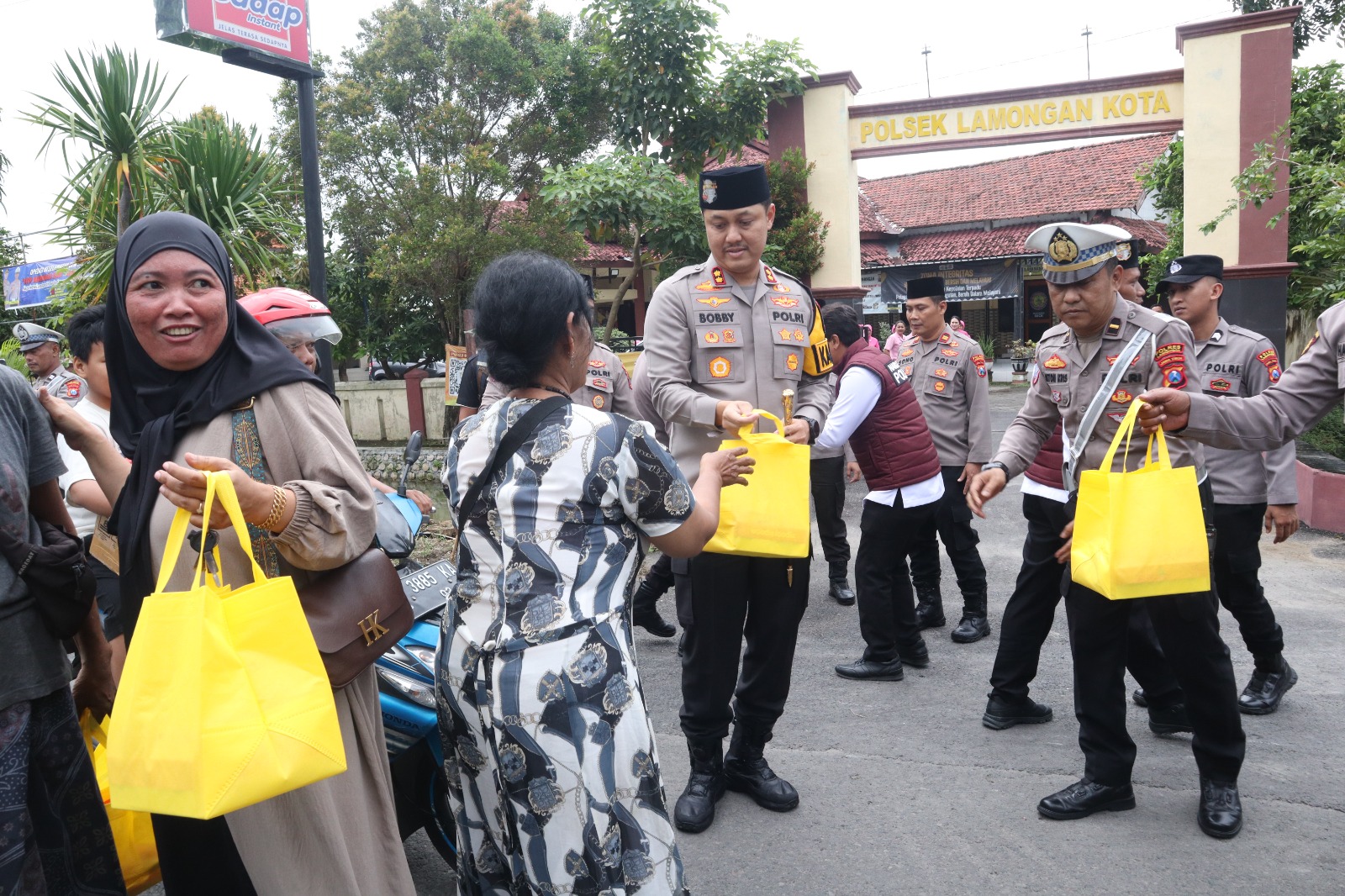 Kapolres Lamongan Bersama Rombongan Bagikan Takjil kepada Pengguna Jalan di Depan Mapolsek Lamongan Kota