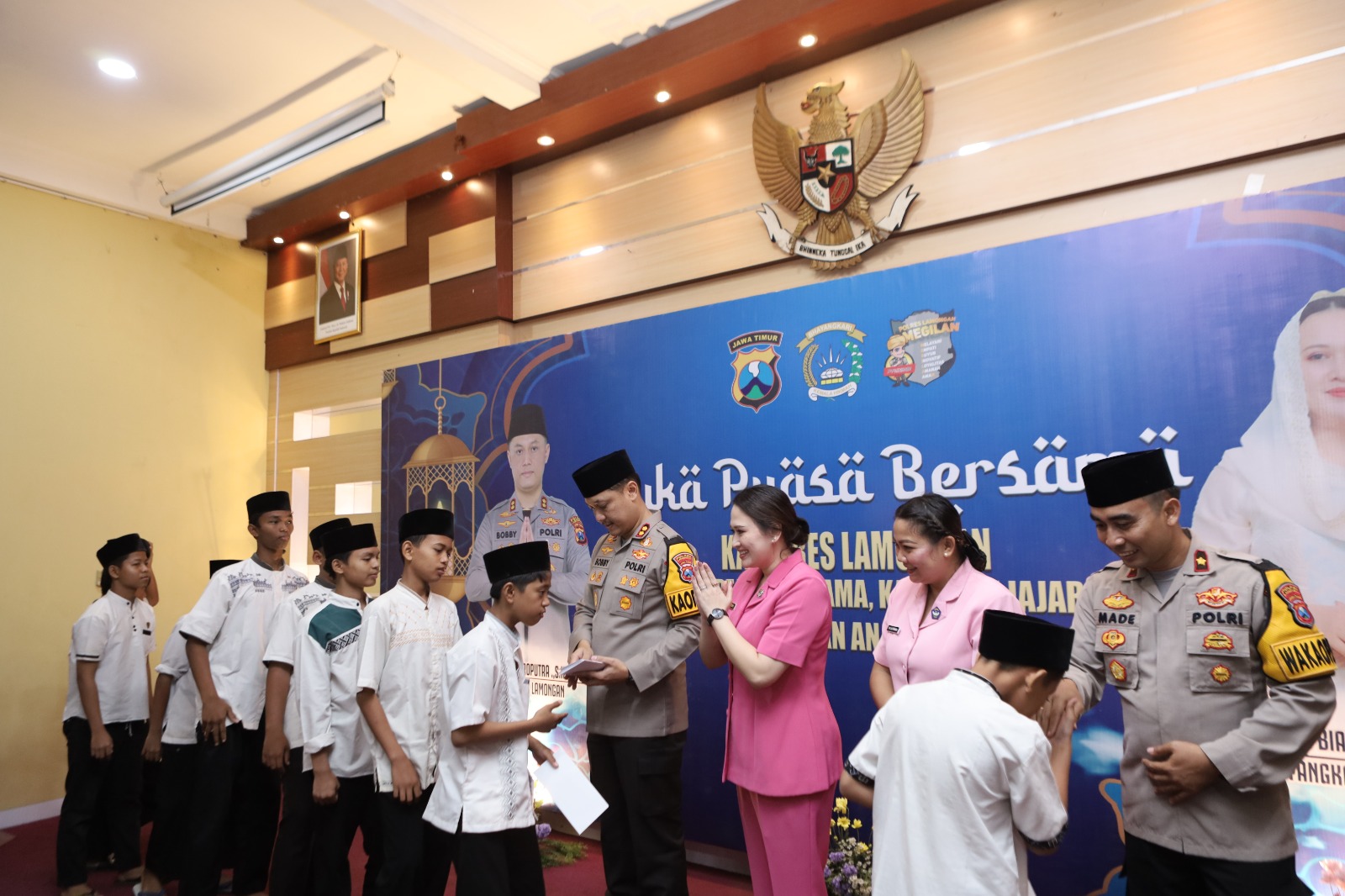 Kapolres Lamongan Berbagi Kebahagiaan Ramadhan Bersama Anak Yatim Piatu Yayasan Al Mizan