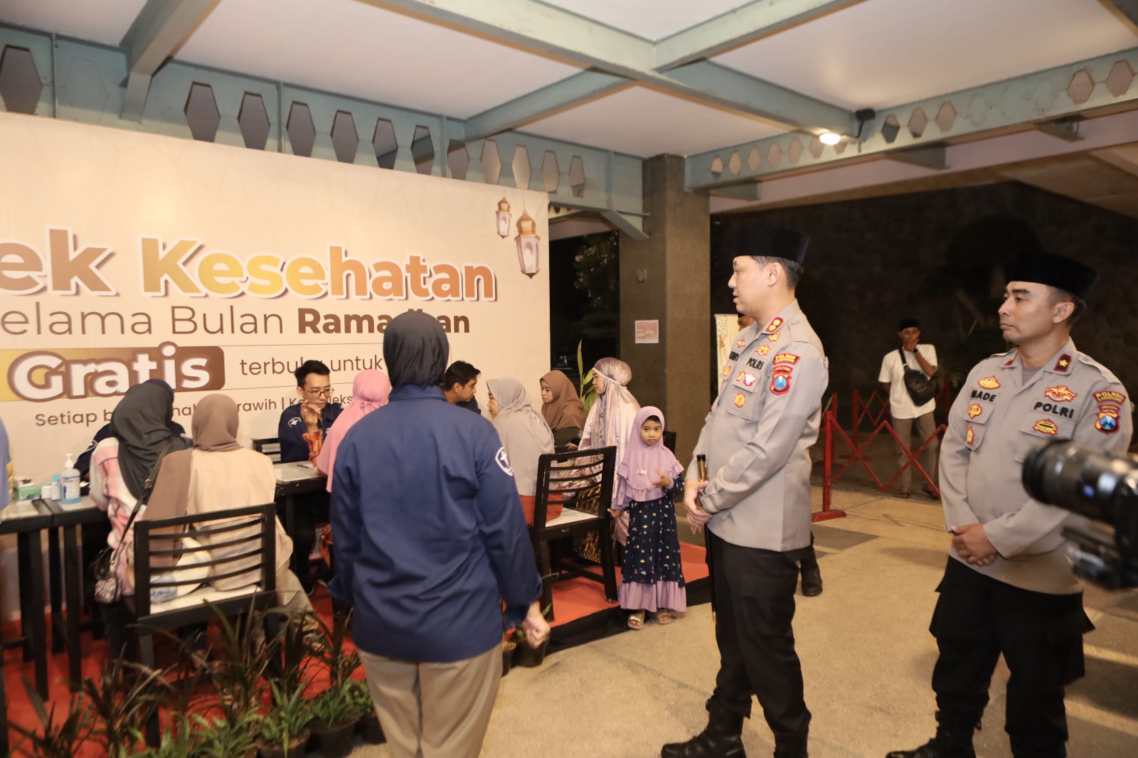 Kapolres Lamongan Tinjau Bakti Kesehatan di Masjid Namira Usai Tarawih Berjamaah