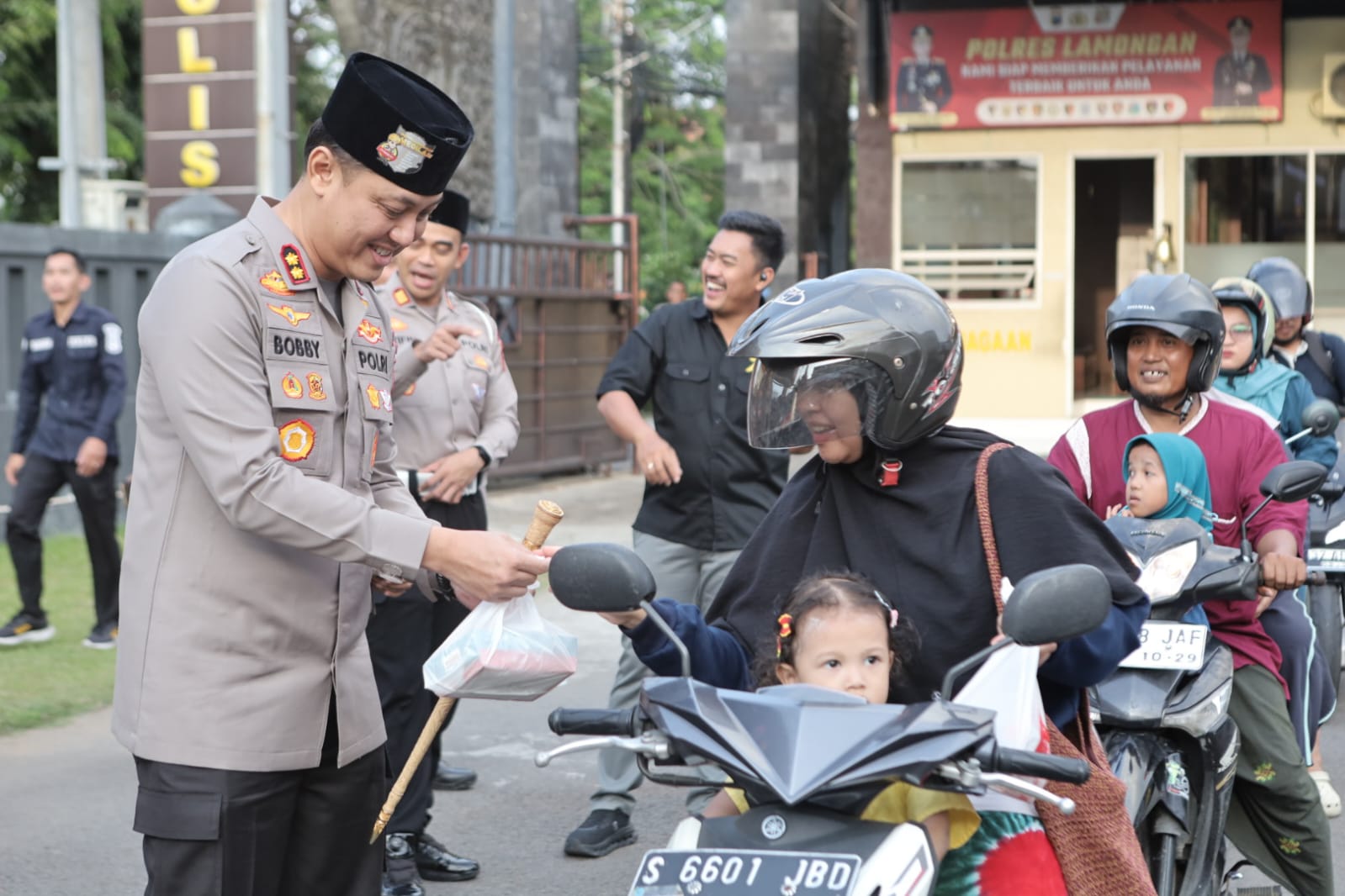 Kapolres Lamongan dan Wartawan Berbagi Takjil, Pererat Kebersamaan di Bulan Ramadan