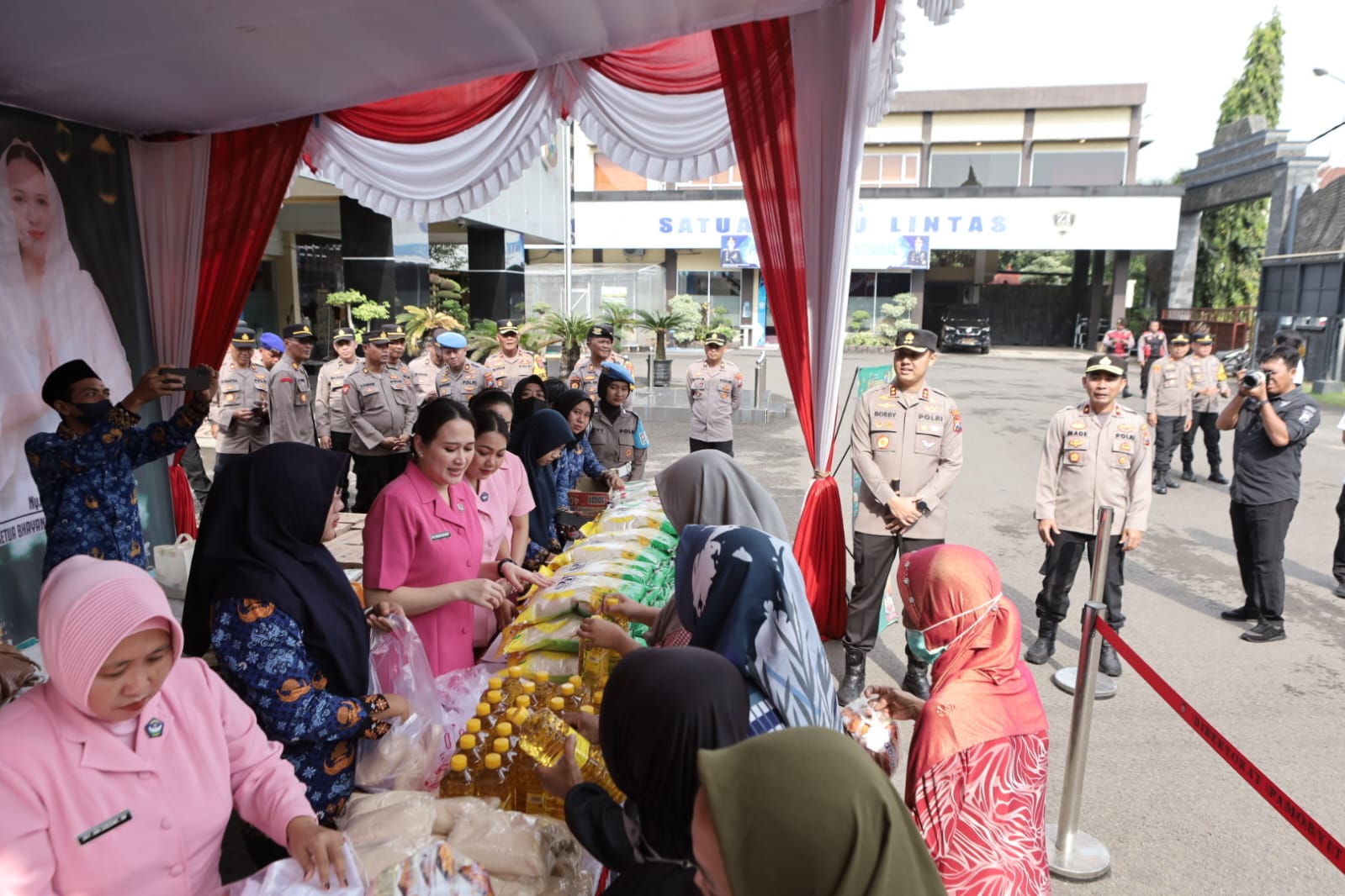 Polres Lamongan Gelar Bazar Ramadhan Murah Bersama Disperindag Untuk Bantu Masyarakat