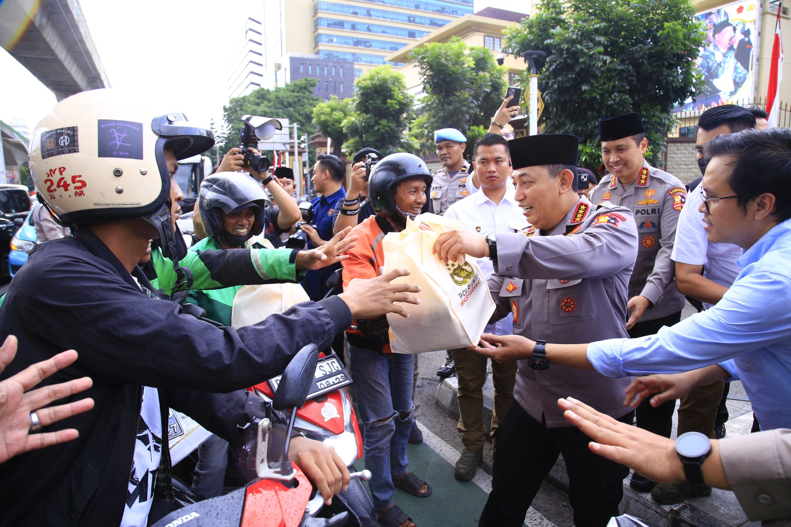 Masyarakat Antusias Saat Kapolri Turun Langsung Berbagi Takjil