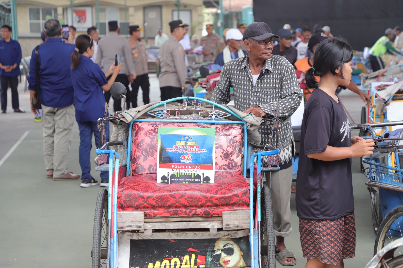 Ramadhan Berkah Polres Kediri Bersama PWI Berbagi Ratusan Paket Sembako