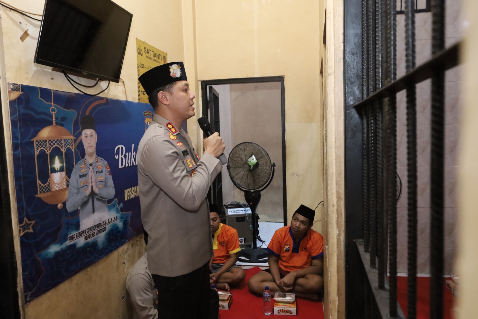 Kapolres Lamongan Buka Puasa Bersama Tahanan, Tekankan Kepedulian dan Pembinaan