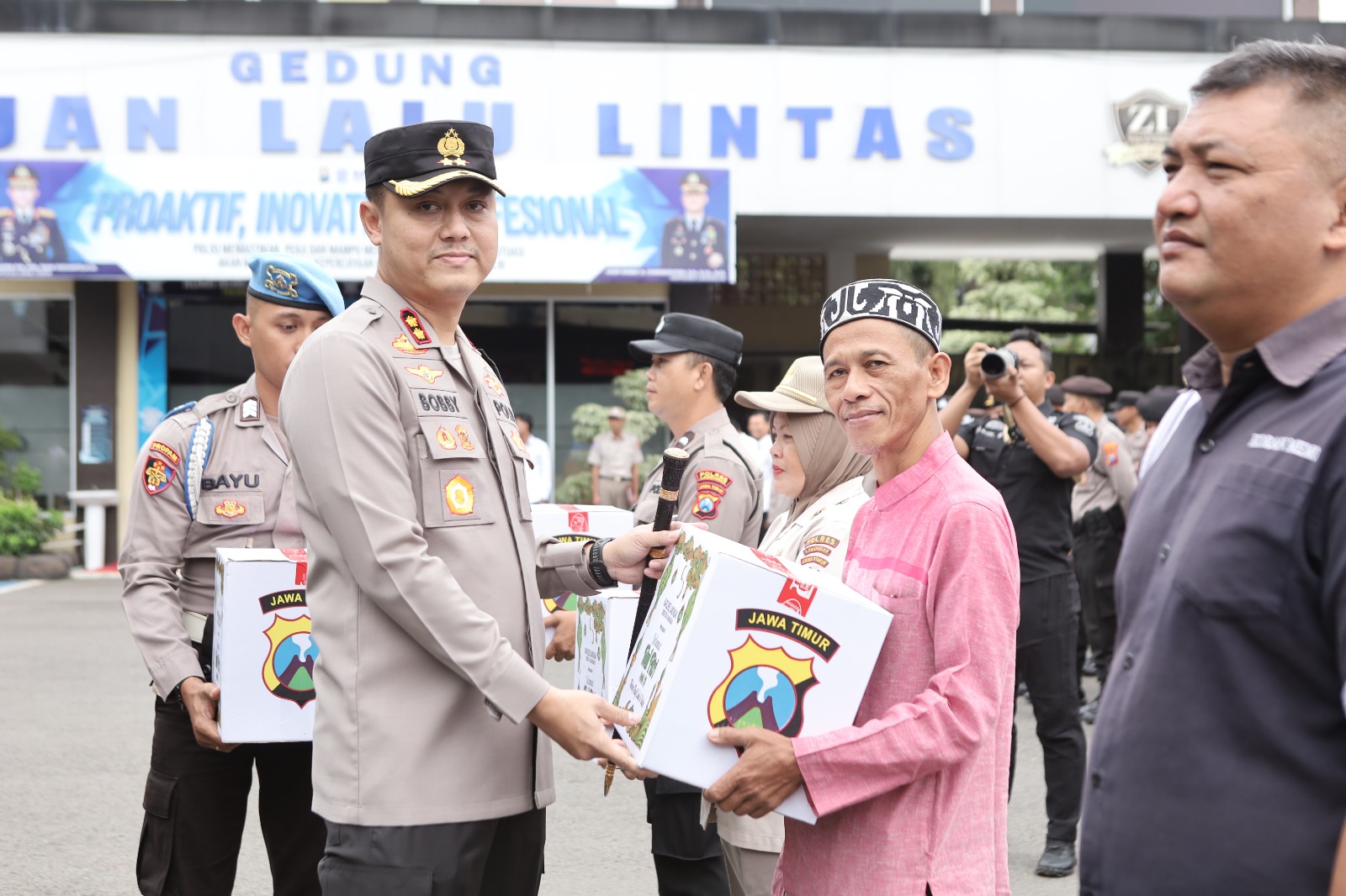 Kapolres Lamongan menyerahkan Bingkisan Lebaran untuk Anggota Polres Lamongan, Tokoh Agama dan Wartawan