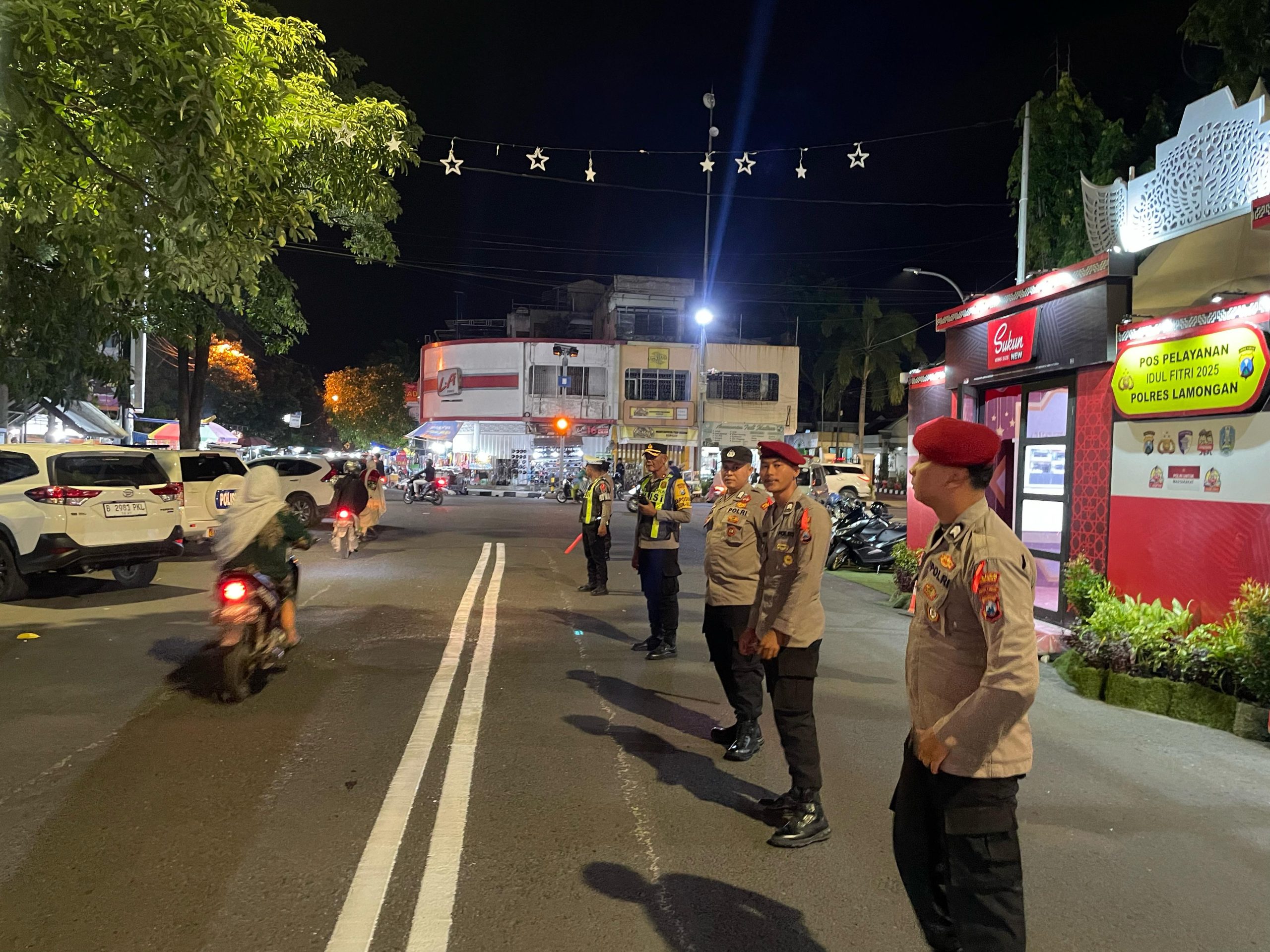Personel Gabungan Pos Pelayanan Alun-Alun Lamongan Laksanakan Pengaturan Lalu Lintas dalam Rangka Ops Ketupat Semeru 2025