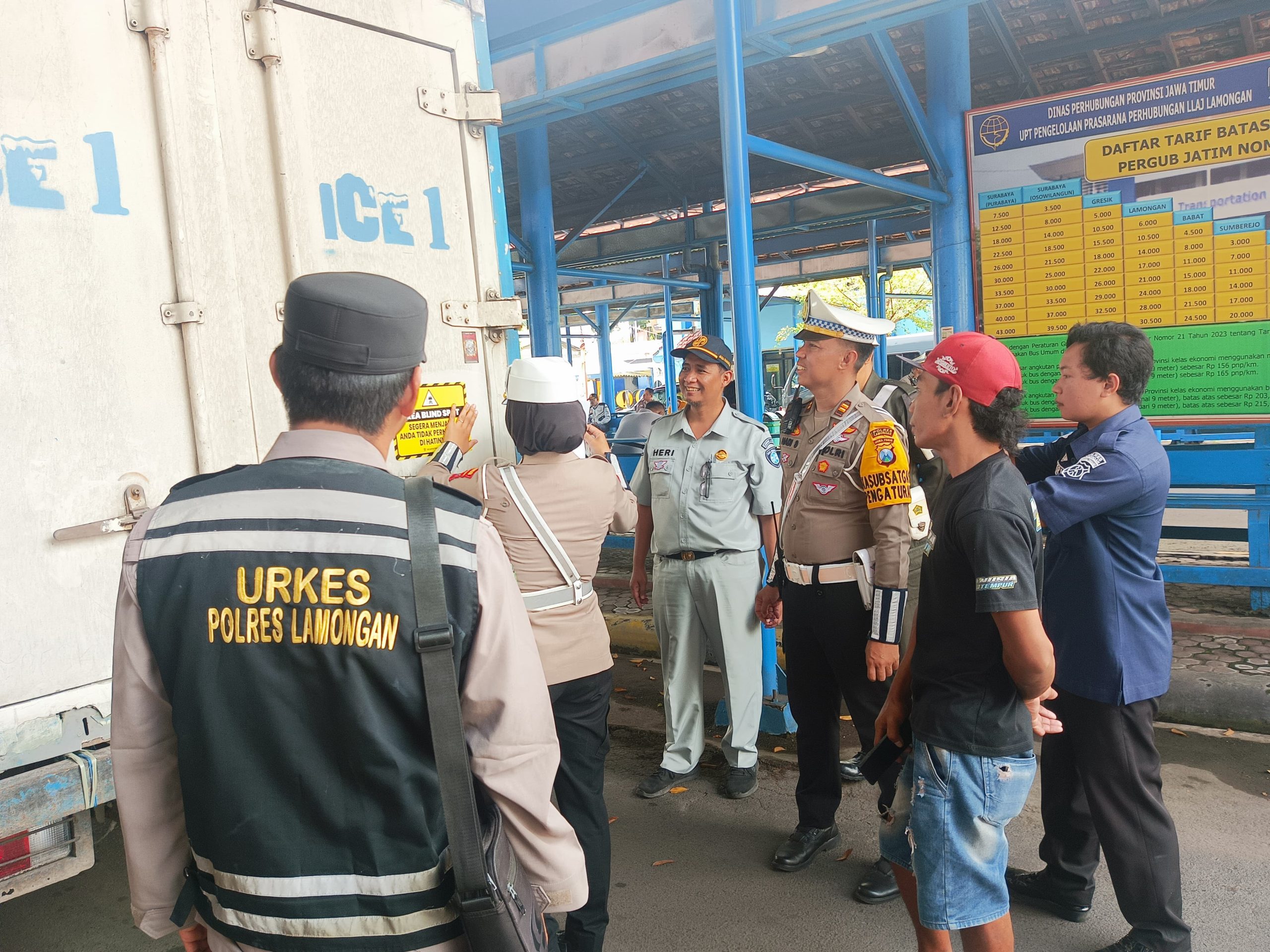 Pastikan Kendaraan Layak Jalan Jelang Mudik, Satlantas Polres Lamongan Lakukan Ramp Check Kendaraan Di Terminal Lamongan