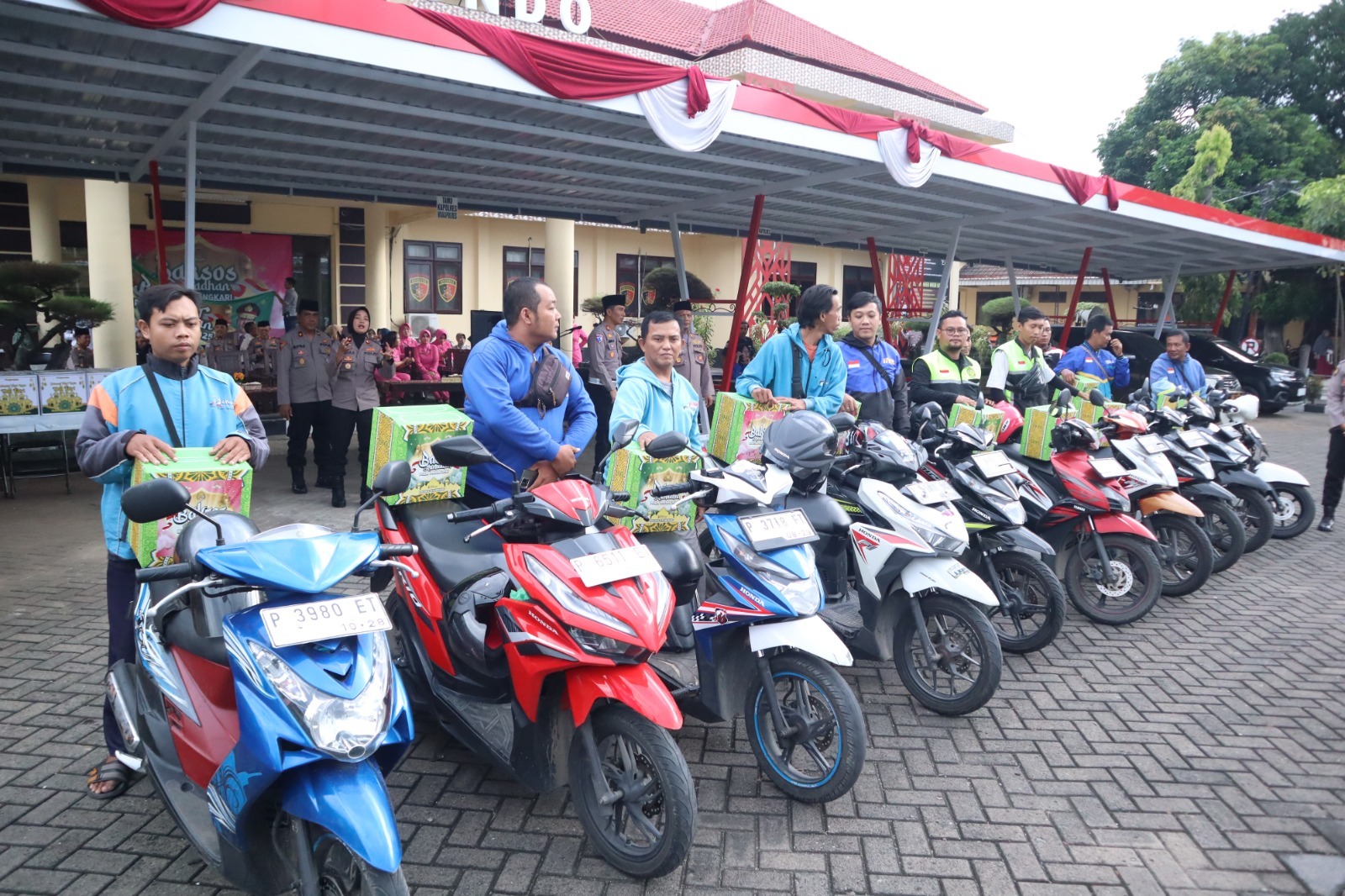 Polres Situbondo dan Bhayangkari Berbagi Ratusan Bingkisan Ramadhan untuk Driver Ojol