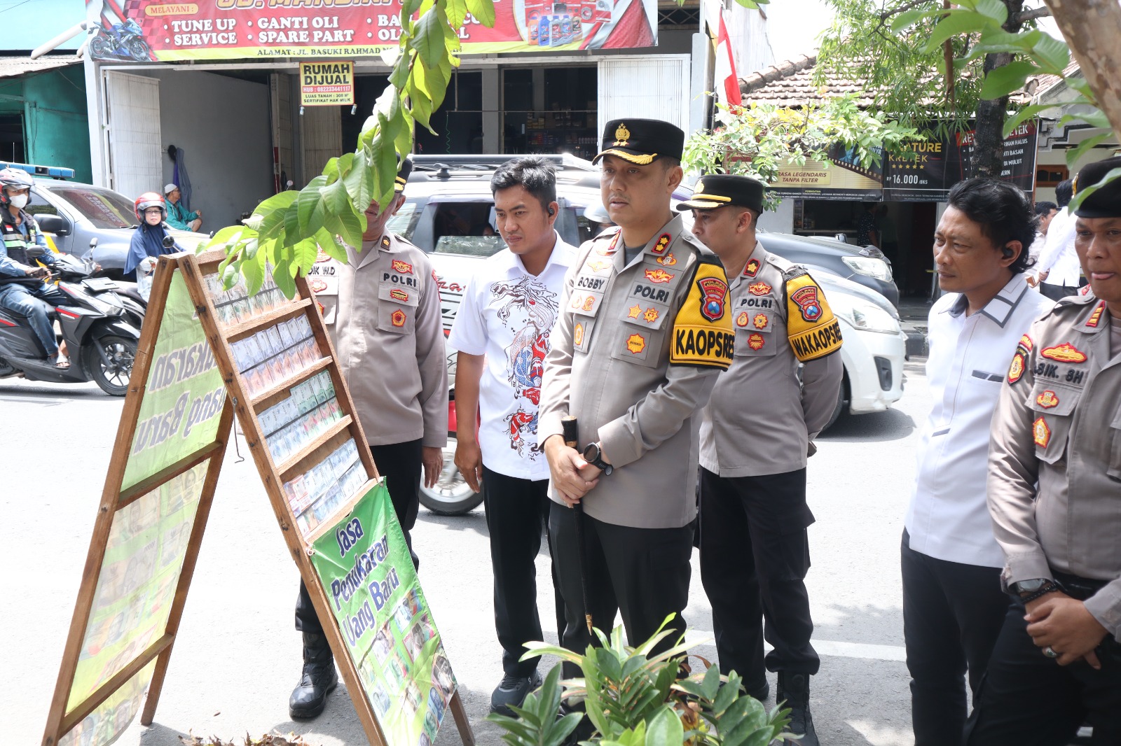 Kapolres Lamongan Patroli di Lokasi Jasa Penukaran Uang Baru, Pastikan Tidak Ada Peredaran Uang Palsu