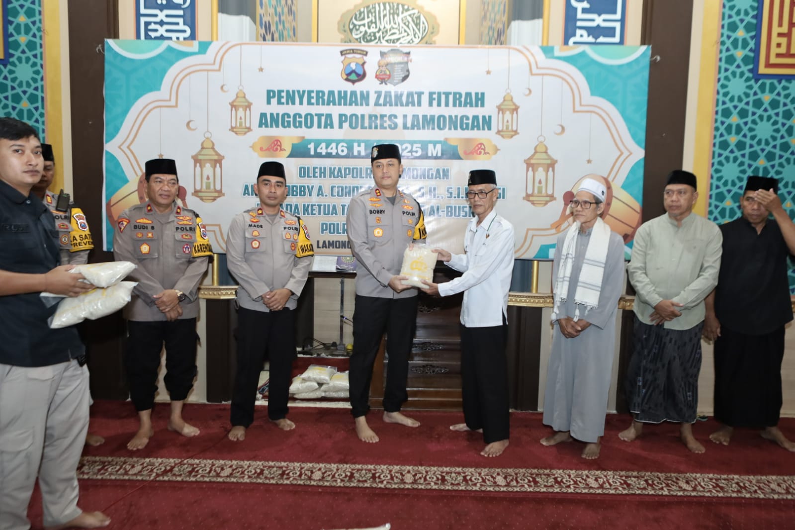 Kapolres Lamongan Serahkan Zakat Fitrah Anggota Polres ke Panitia Masjid Al-Busrah