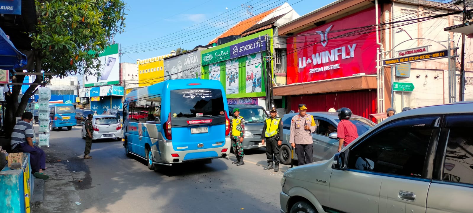 Kapospam Pasar Babat Pimpin Penguraian Kepadatan Arus Lalu Lintas dalam Ops Ketupat