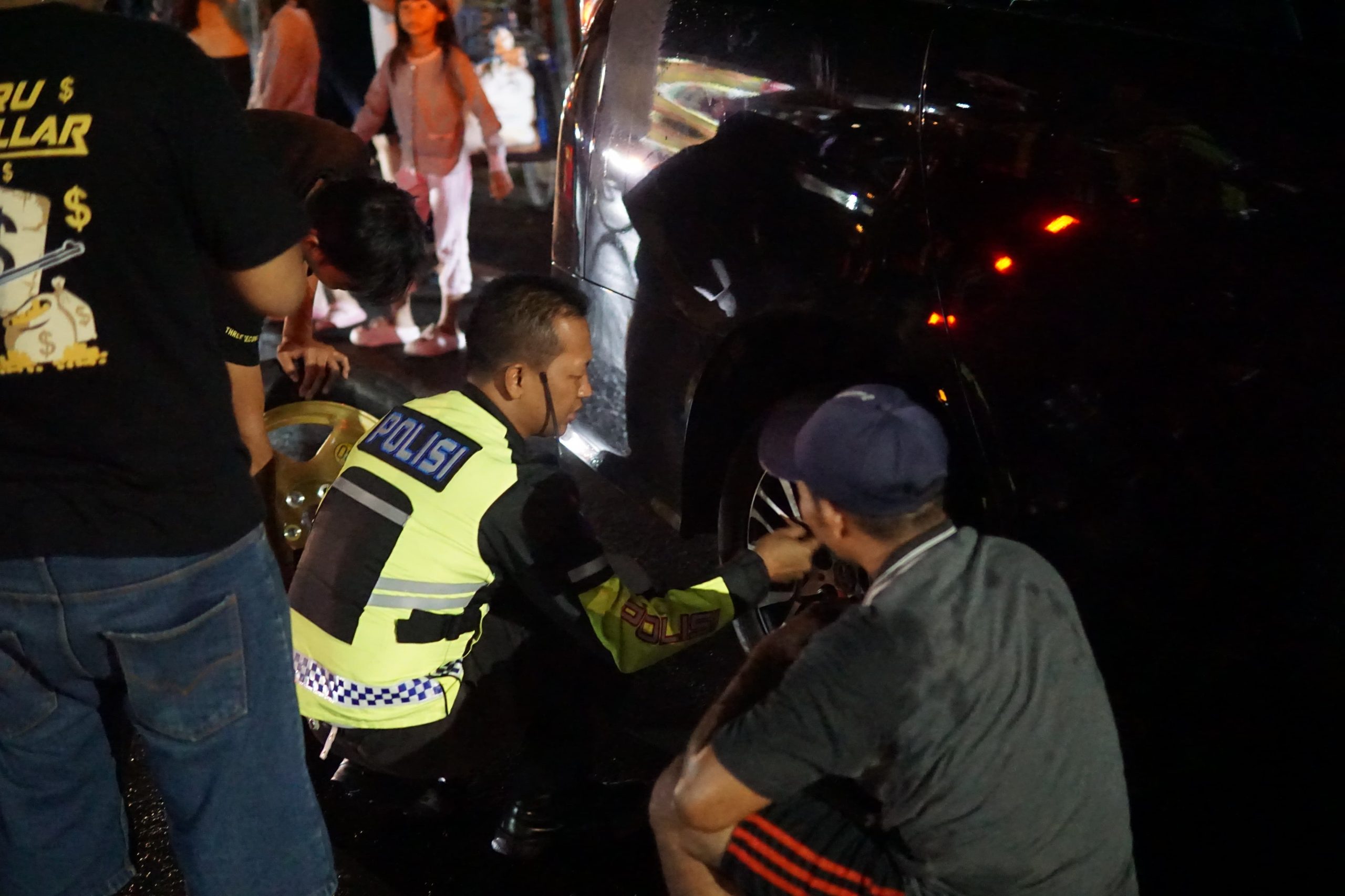 Sigap Polantas Polres Tuban Bantu Pemudik yang Alami Pecah Ban Tuai Pujian