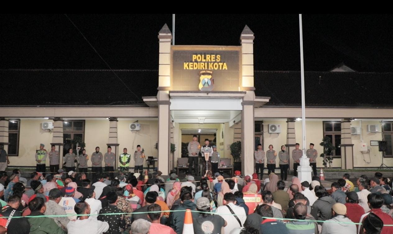 Ketua PCNU Kota Kediri Apresiasi Kepedulian Polisi Berbagi 1000 Paket Lebaran Untuk Warga