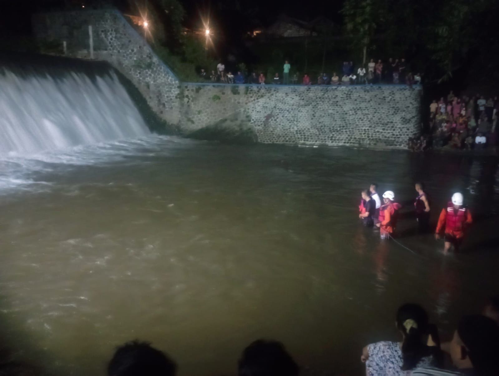 Sinergitas Polres Blitar, TNI, dan BPBD Berhasil Evakuasi Korban Tenggelam di Dam Sungai Berut Jatinom