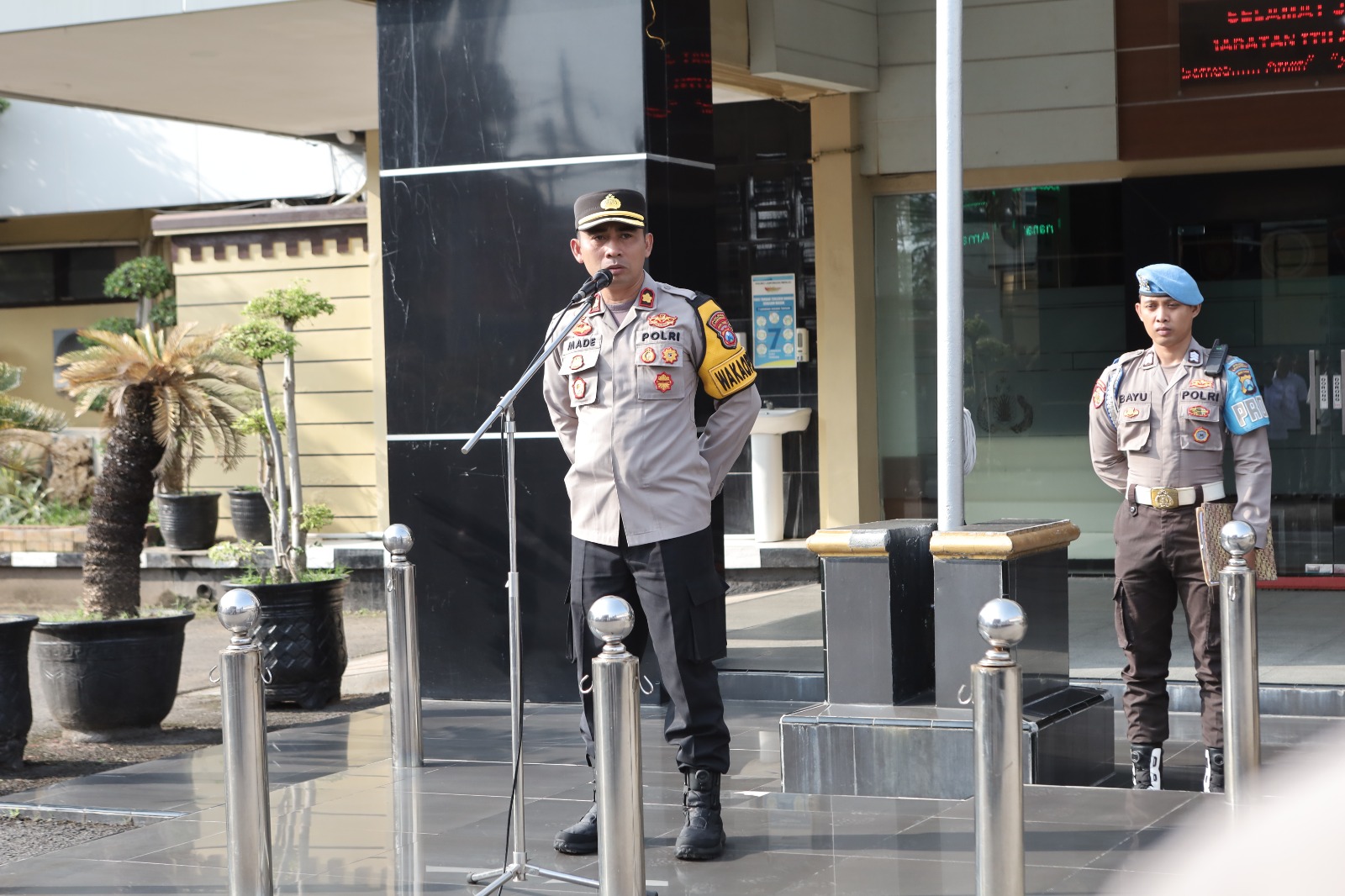 Wakapolres Lamongan Pimpin Apel Pagi, Tekankan Disiplin dan Kepedulian Anggota