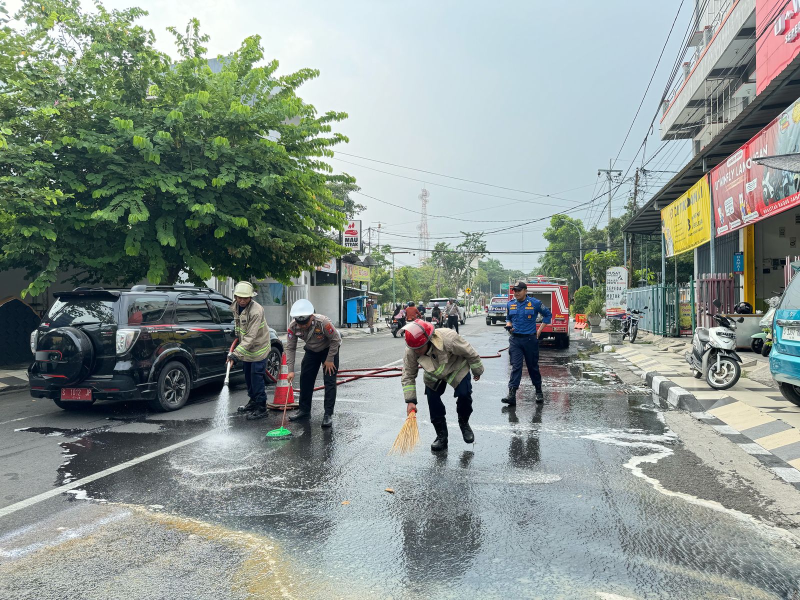 Kesigapan Unit Gakkum Satlantas Polres Lamongan Atasi Tumpahan Solar di Simpang Empat Terminal Lama