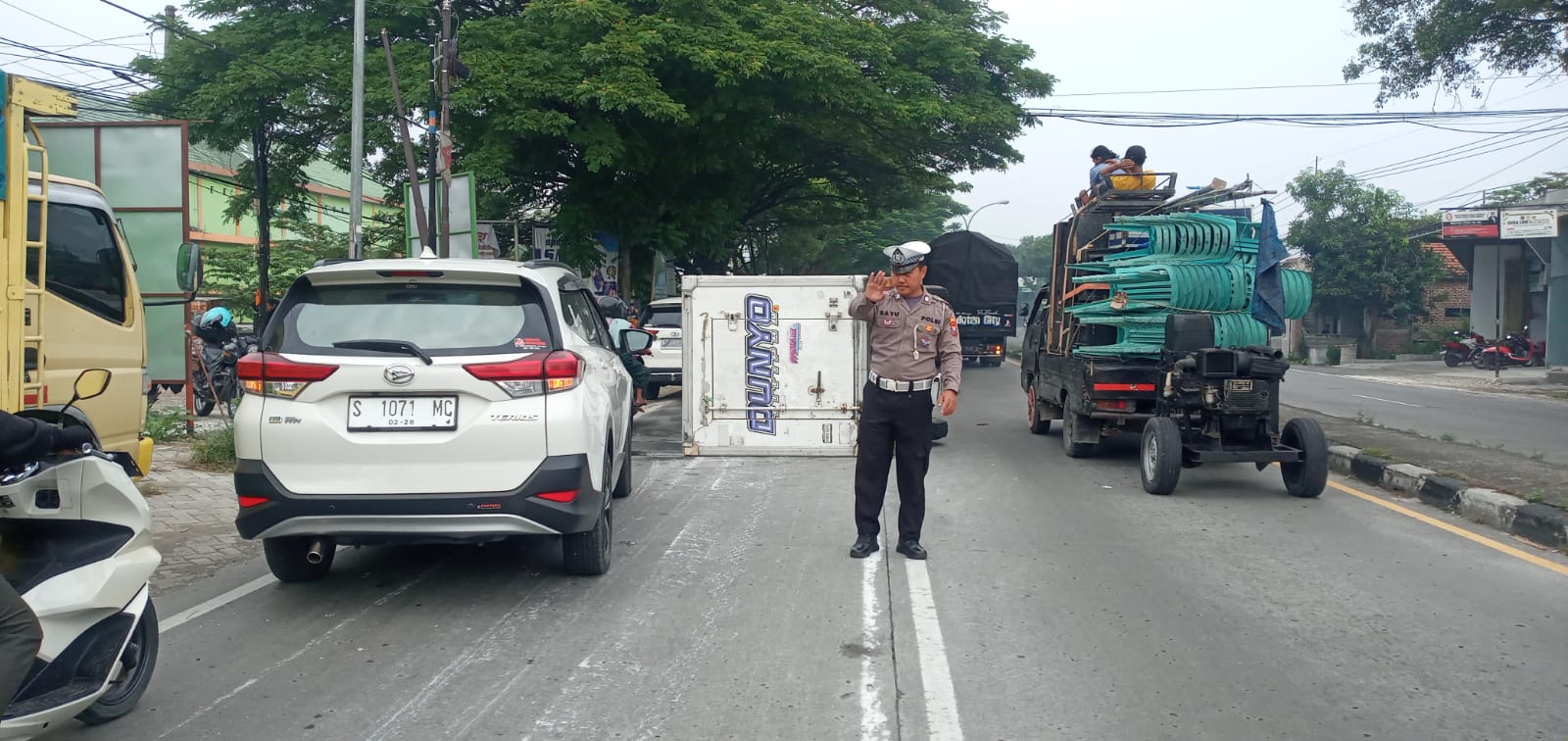 Polsek Babat Lakukan Pertolongan Pertama pada Korban Laka Tunggal Truk Muatan Es Kristal di Jalan Raya Lamongan-Babat
