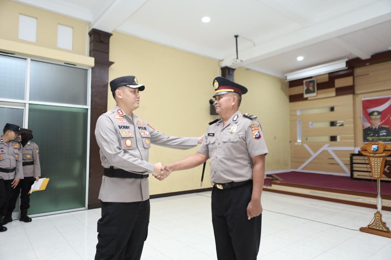 Polres Lamongan Gelar Upacara Kenaikan Pangkat Pengabdian, Aiptu Jatmiko Resmi Sandang Pangkat Ipda