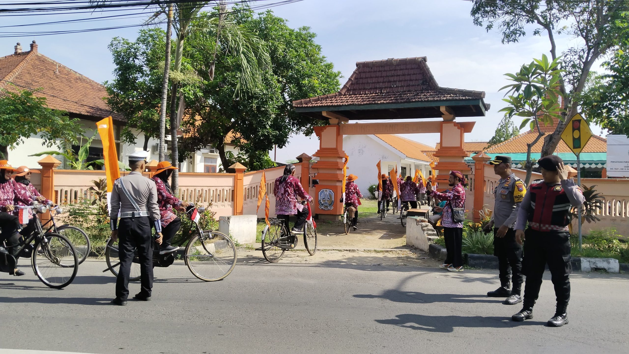 Polsek Lamongan Kota Laksanakan Pengamanan Kirab Sepeda Tua “Ontoseno Club”