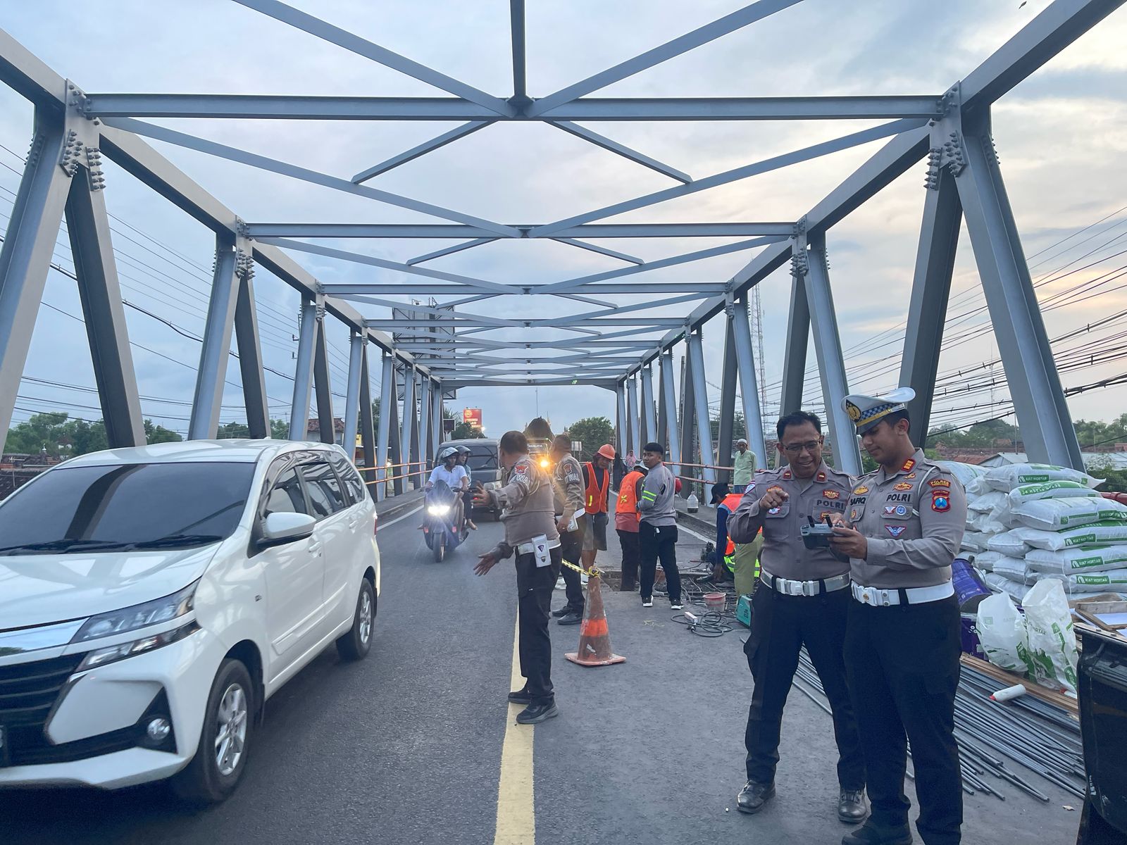 Polres Probolinggo Siagakan Personel dan Siapkan Jalur Alternatif Akibat Lubang di Jembatan Pajarakan