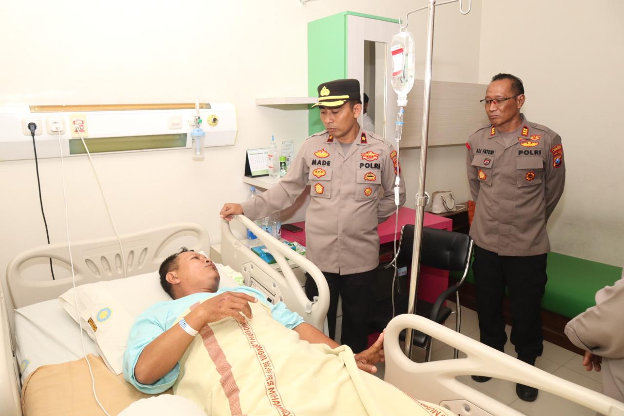 Wakapolres Lamongan Tunjukkan Kepedulian, Jenguk Kapolsek Laren yang Alami Kecelakaan Saat Dinas