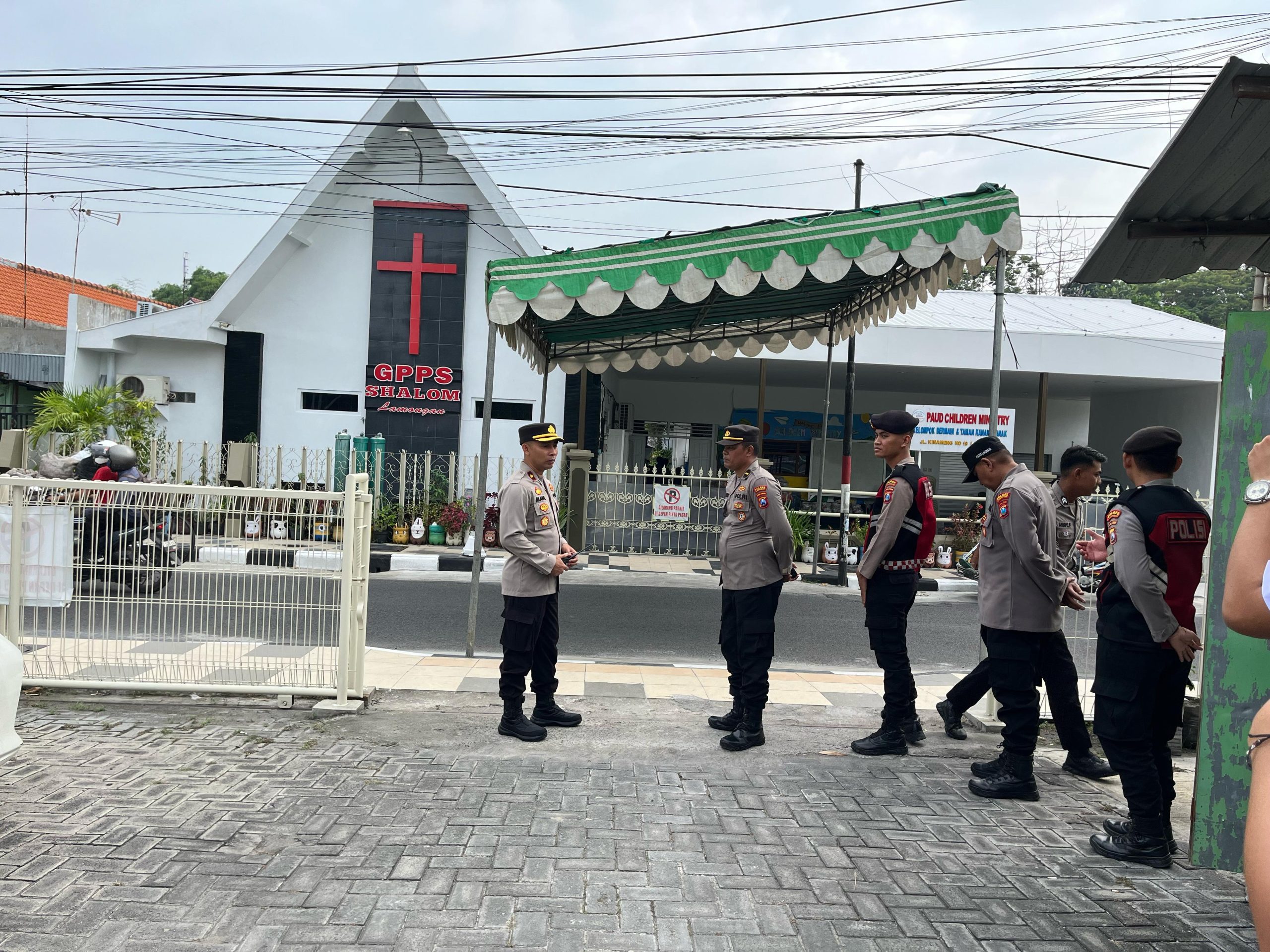 Pastikan Lamongan Kondusif, Wakapolres Lamongan Pimpin Patroli Pengamanan Ibadah Paskah di Sejumlah Gereja