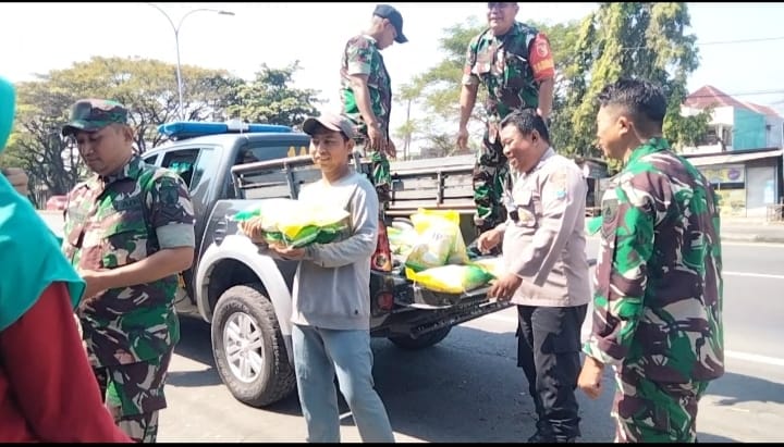 Polsek Sukodadi Bantu Koramil Sukodadi Gelar Gerakan Pangan Murah di Pasar Sukodadi