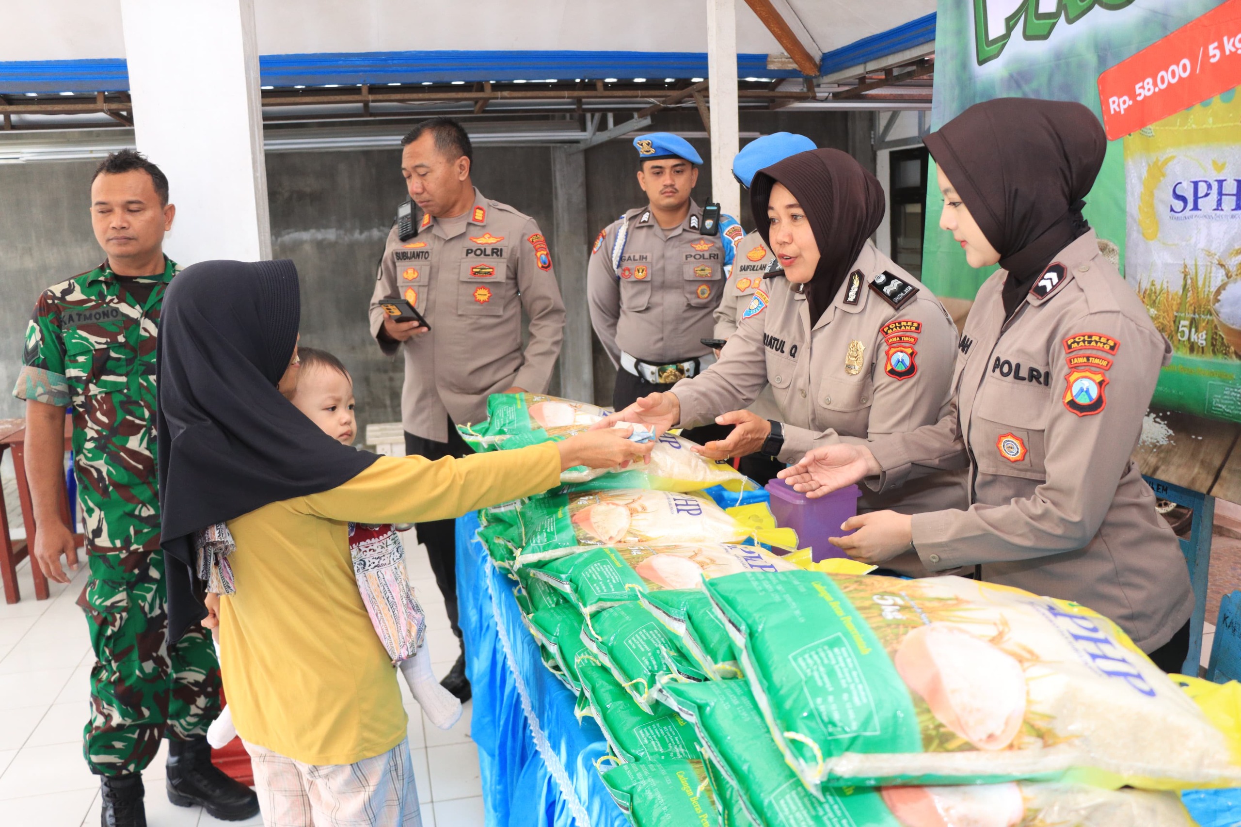 Dukung Stabilitas Harga Pangan Polres Malang Gelar Bazar Murah Warga Sambut Antusias