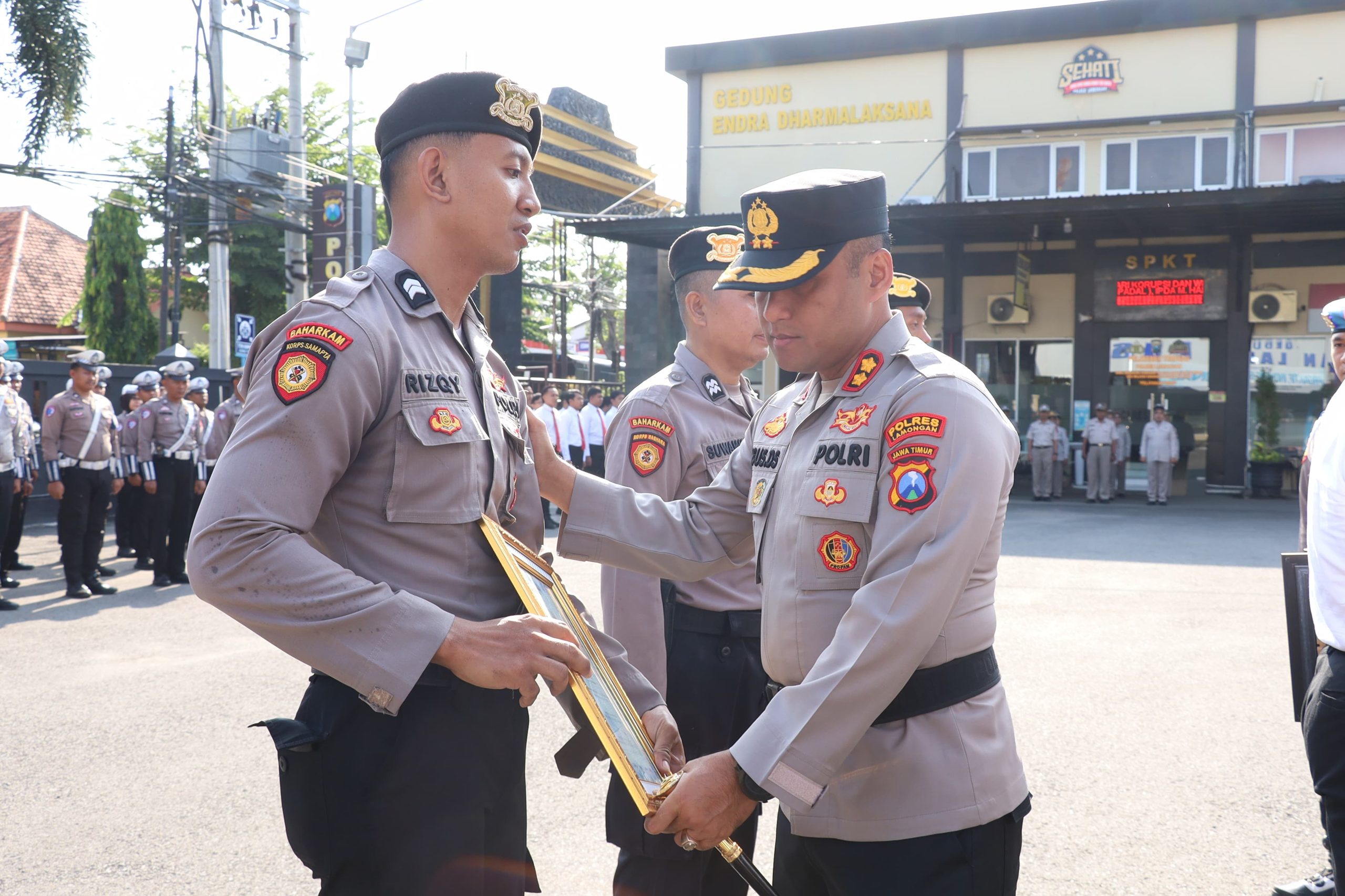 Polres Lamongan Gelar Upacara Pemberian Penghargaan bagi Anggota Berprestasi