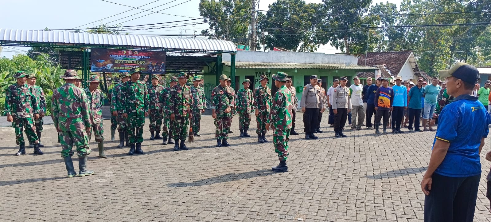 Polsek Kedungpring Bersama TNI dan Masyarakat Gelar Karya Bakti di Masjid Al-Ikhlas