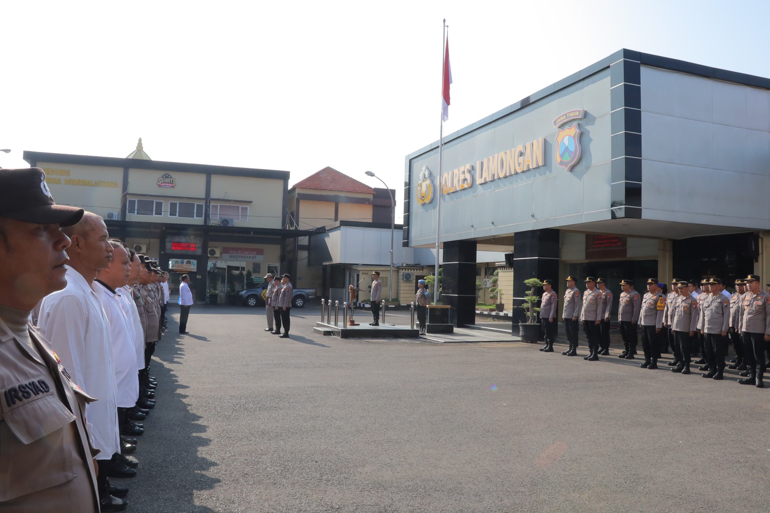 Apel Pagi Jam Pimpinan di Polres Lamongan, Wakapolres Tekankan Disiplin dan Kekompakan Personel