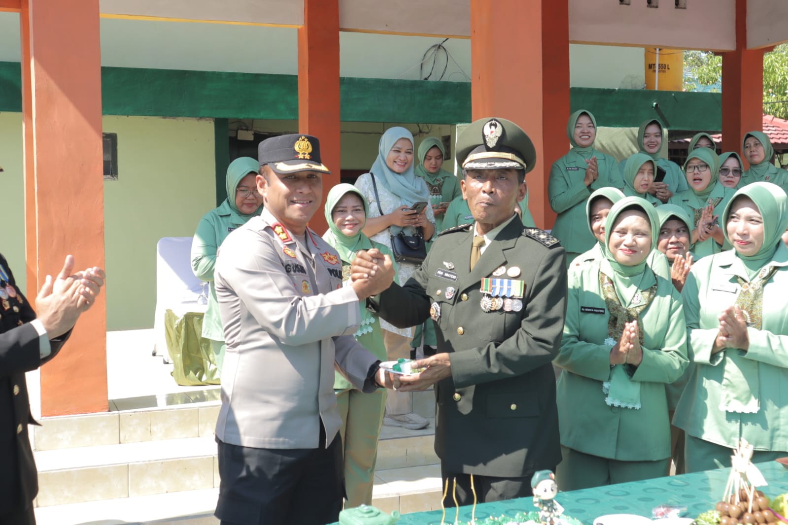 Polres Lamongan Persembahkan Serangkaian Surprise Dalam Rangka HUT TNI ke 80 Tahun 2025
