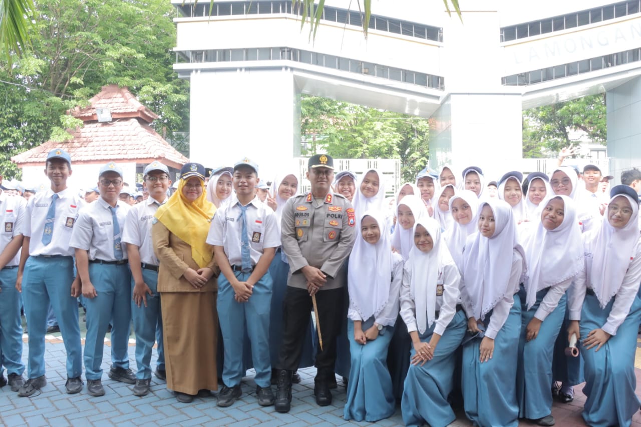 Polres Lamongan Goes To School –  Kapolres Lamongan Pimpin Apel Pelajar di SMA Negeri 2 Lamongan
