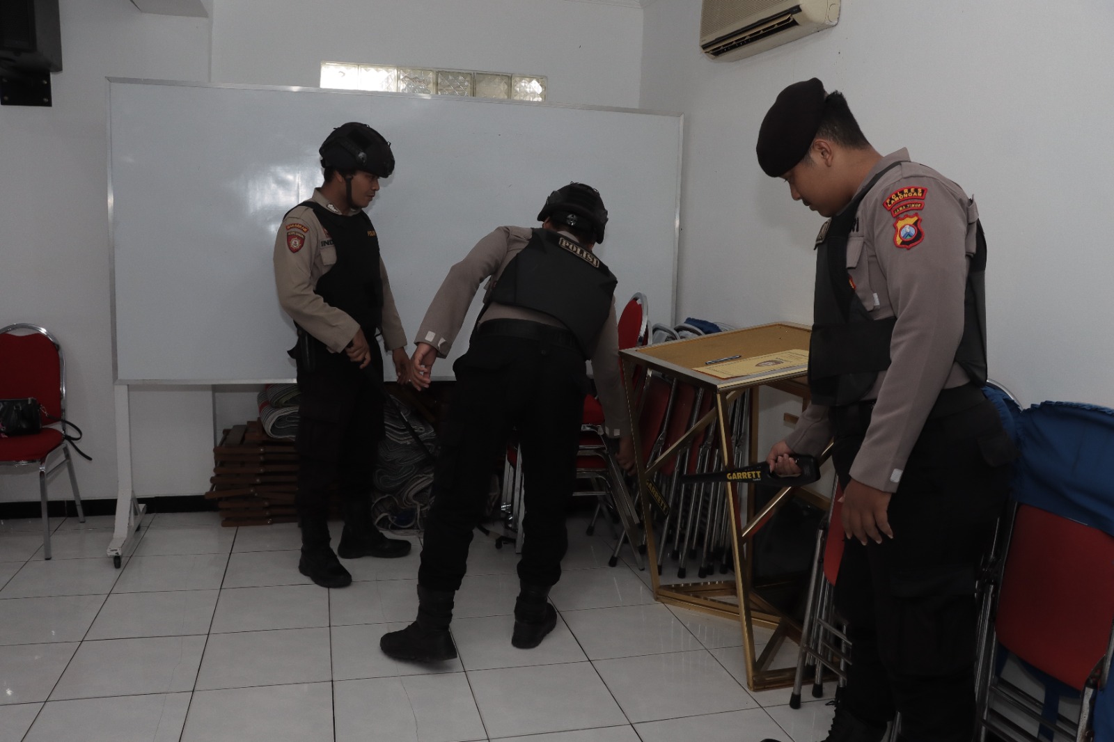 Berikan Rasa Nyaman Polres Lamongan Lakukan Pengamanan Ibadah GPPS Shalom Jelang Natal 2025
