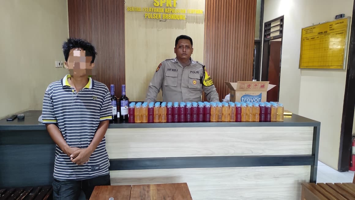 Mendekati Malam Pergantian Tahun Polsek Brondong Gencar Sikat Penjual Miras, Razia di 2 Lokasi Sita Ratusan Botol Miras