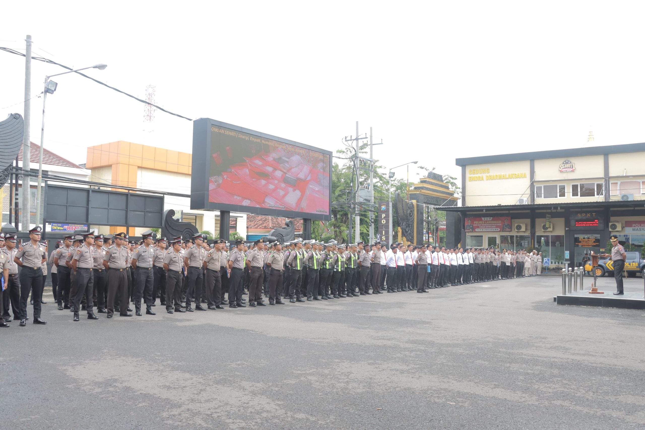 Apel Pagi Awal Tahun, Kapolres Lamongan Tekankan Introspeksi, Pelayanan Publik Sekaligus Berpamitan Bersama Wakapolres