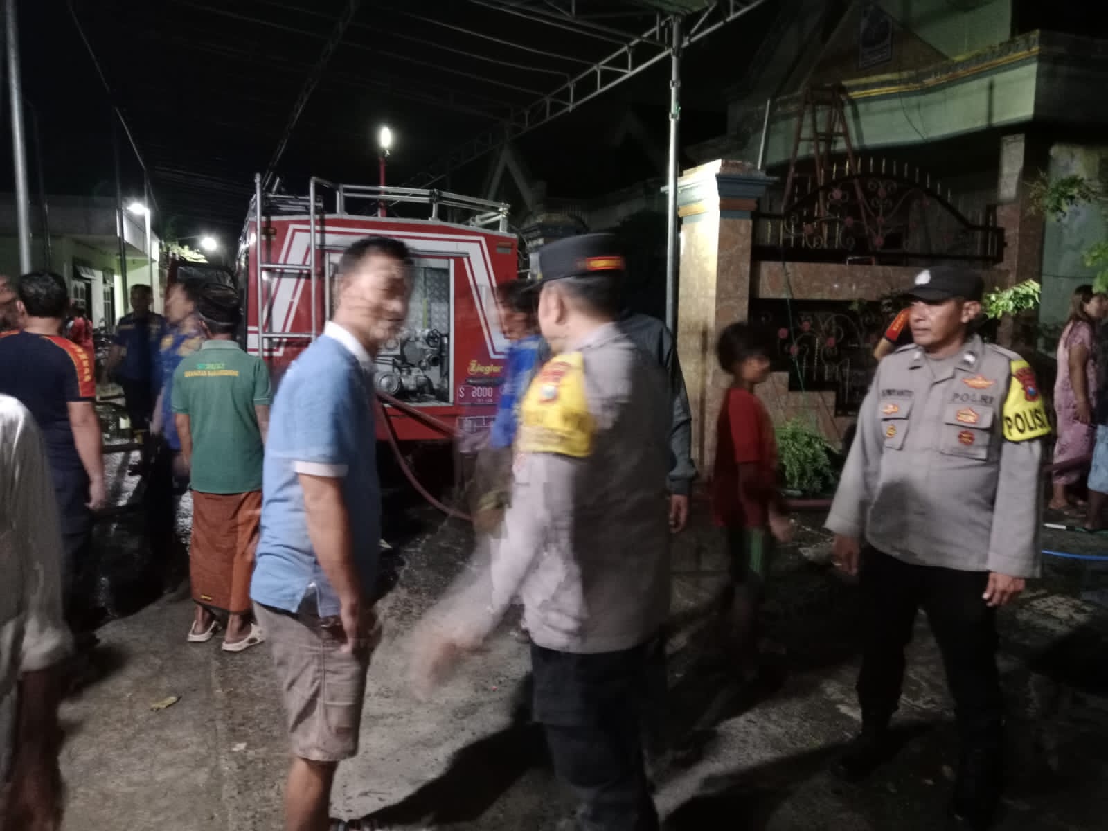Polsek Karanggeneng Bersama Damkar Padamkan Kebakaran Dapur Rumah Pemilik Ponpes Sunan Prapen