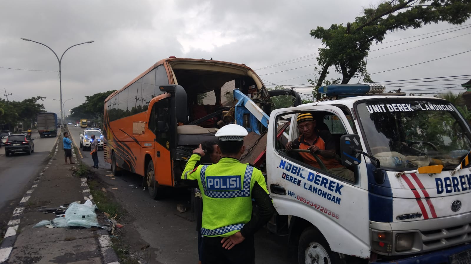 Unit Gakkum Satlantas Polres Lamongan Evakuasi Korban Laka Lantas di Jalan Raya Lamongan–Babat