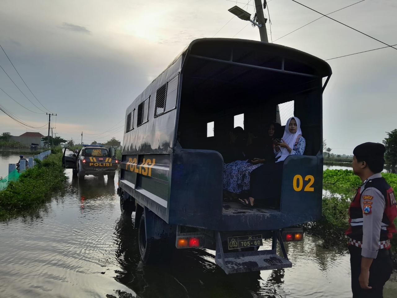 Posko Siaga Banjir Polres Lamongan, Jemput dan Antar Pelajar