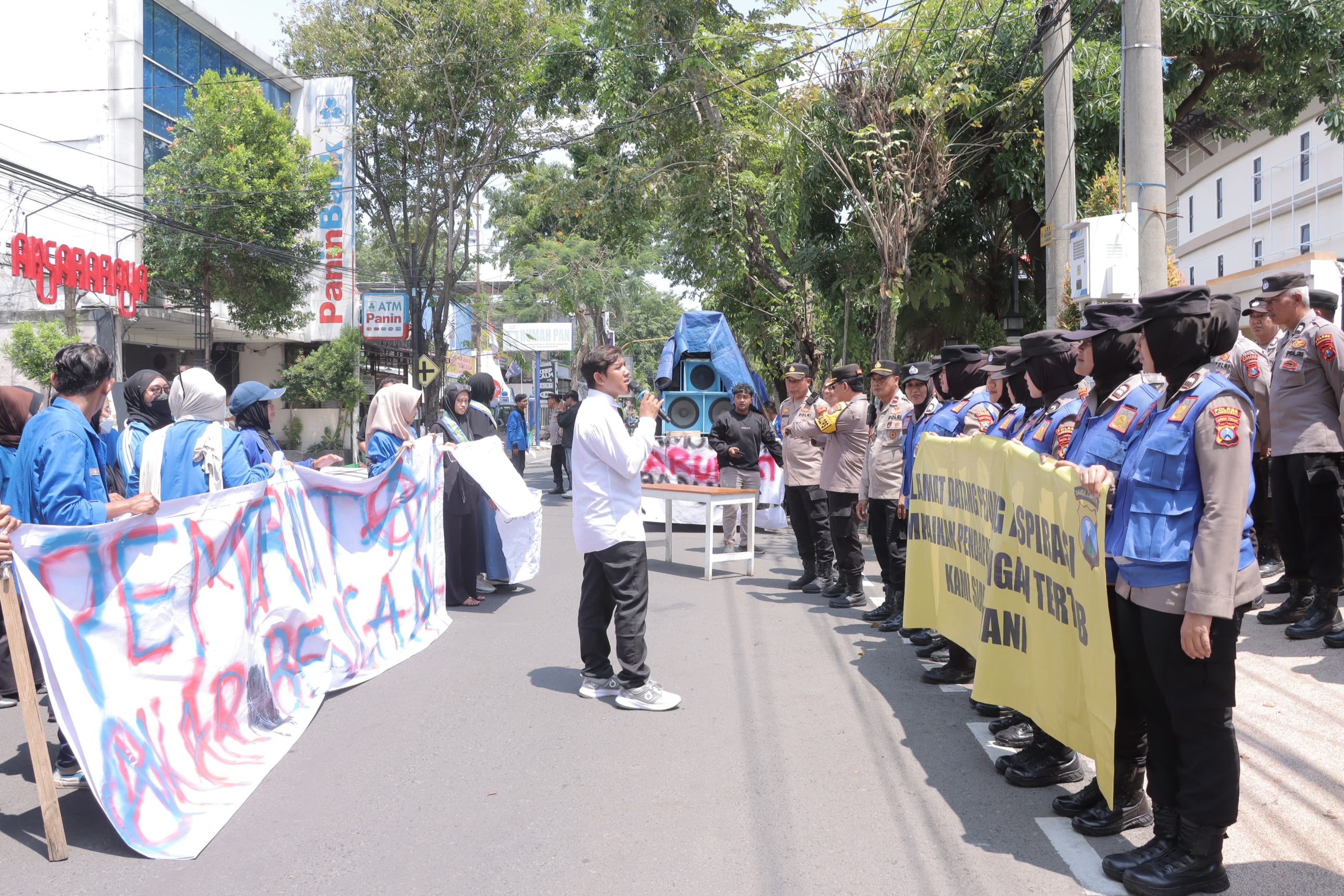 Polres Lamongan Berikan Pelayanan Humanis, Aksi Unjuk Rasa PC PMII di DPRD Kondusif