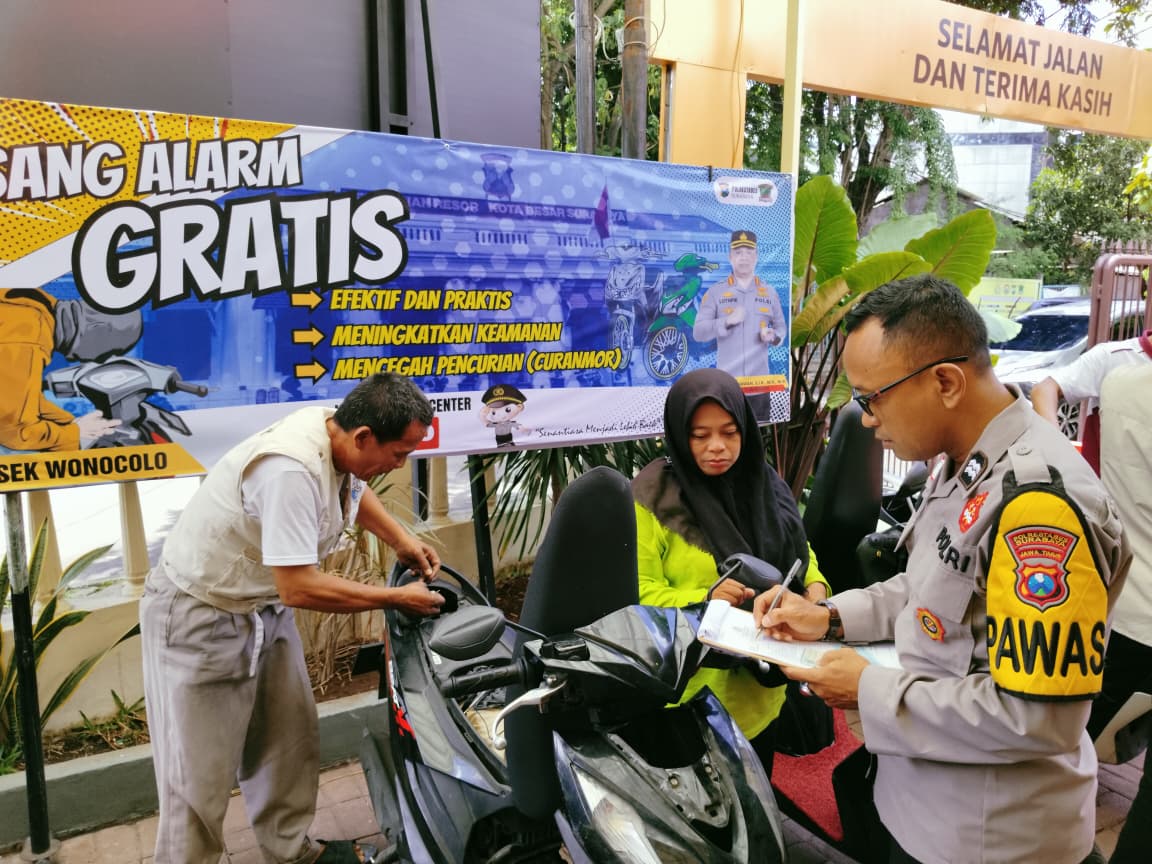 Pasang Alarm Gratis di Polsek Wonocolo Sepuluh Pendaftar Pertama Diberi Bonus Buah Durian