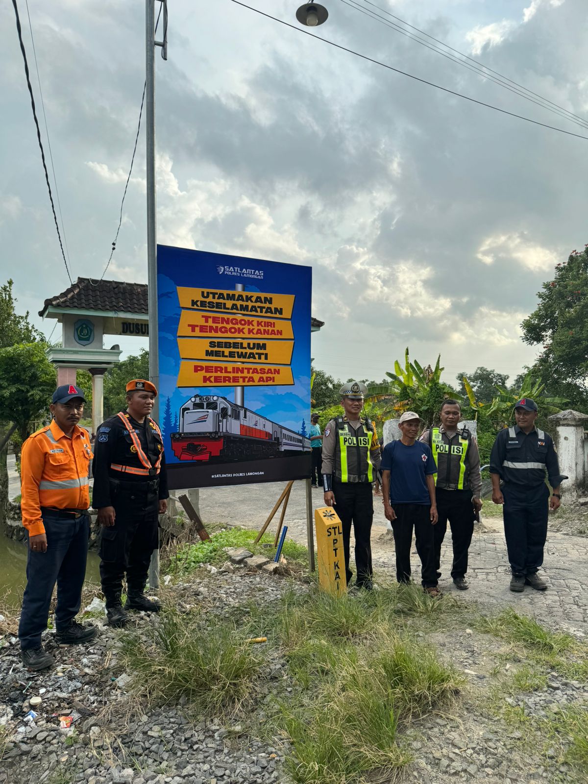 Antisipasi Laka Lantas, Satlantas Polres Lamongan Perkuat Himbauan di Perlintasan Kereta